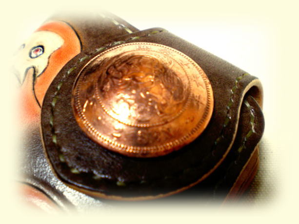 留め具には日本の古銭「竜半銭銅貨」のコンチョを使用！ border=