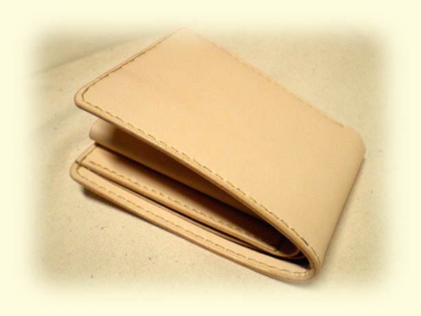 畳んだ状態で20mm程度と二つ折り財布としては薄型になっております！ border=