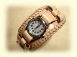 リボンの装飾を施したヌメ革製カービング腕時計