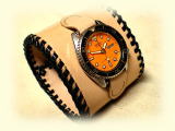 葡萄をモチーフにしたヌメ革製カービング腕時計