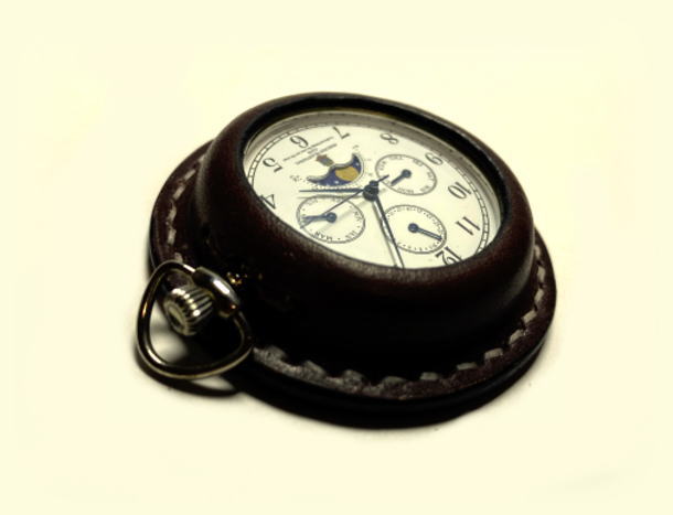 ダークブラウンの牛皮革を使用した懐中時計専用ケースの詳細へ