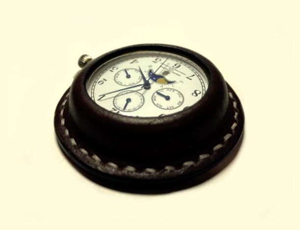 ウェットフォーミング技法を用い懐中時計に合わせた立体的なデザインに！ border=