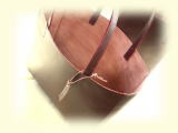 ボルドー色の皮革を使用した二種類のトートバッグ