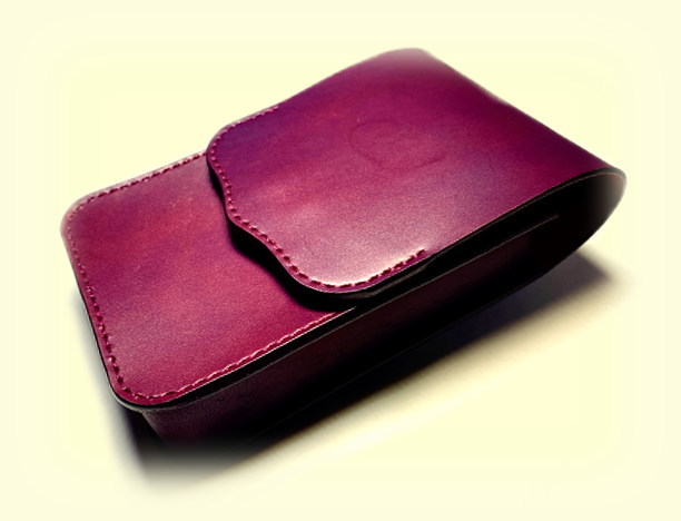 ワイン色の牛皮革を使用したスマートフォンホルダーの詳細へ