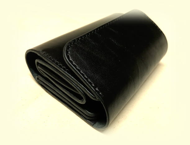 黒牛革を使用したカスタム仕様のミドルサイズウォレットの詳細へ