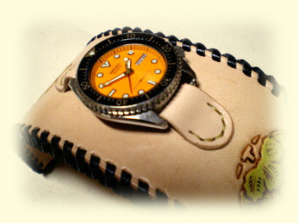 ご依頼者様持ち込みのオレンジ色の文字盤がヌメ革に映える個性的な腕時計！ border=